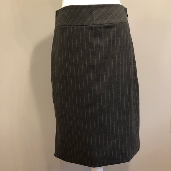 Banana Republic Dresses & Skirts - NWT Banana Republic gray skirt, size 6